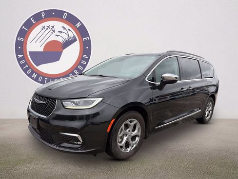 Used 2023 Chrysler Pacifica Limited FWD image 2