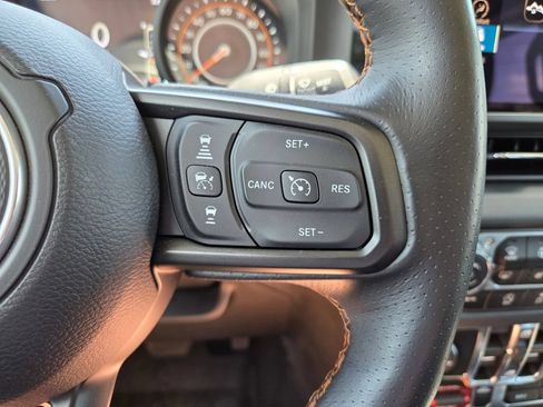 Used 2024 Jeep Gladiator Mojave w/ Technology Group AWD/4WD image 32