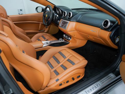 Used 2014 Ferrari California RWD image 2