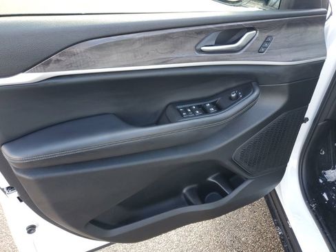 Used 2023 Jeep Grand Cherokee L Limited image 8