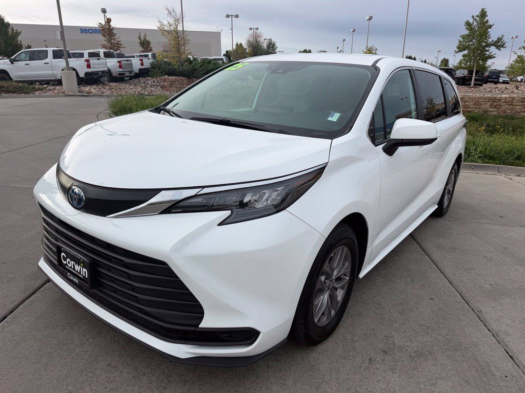 Used 2025 Toyota Sienna LE AWD/4WD image 3