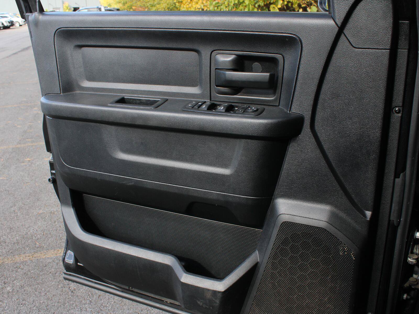 Used 2015 RAM 2500 Tradesman w/ Chrome Appearance Group AWD/4WD image 8