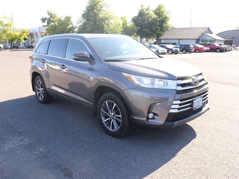 Used 2018 Toyota Highlander XLE AWD/4WD image 3