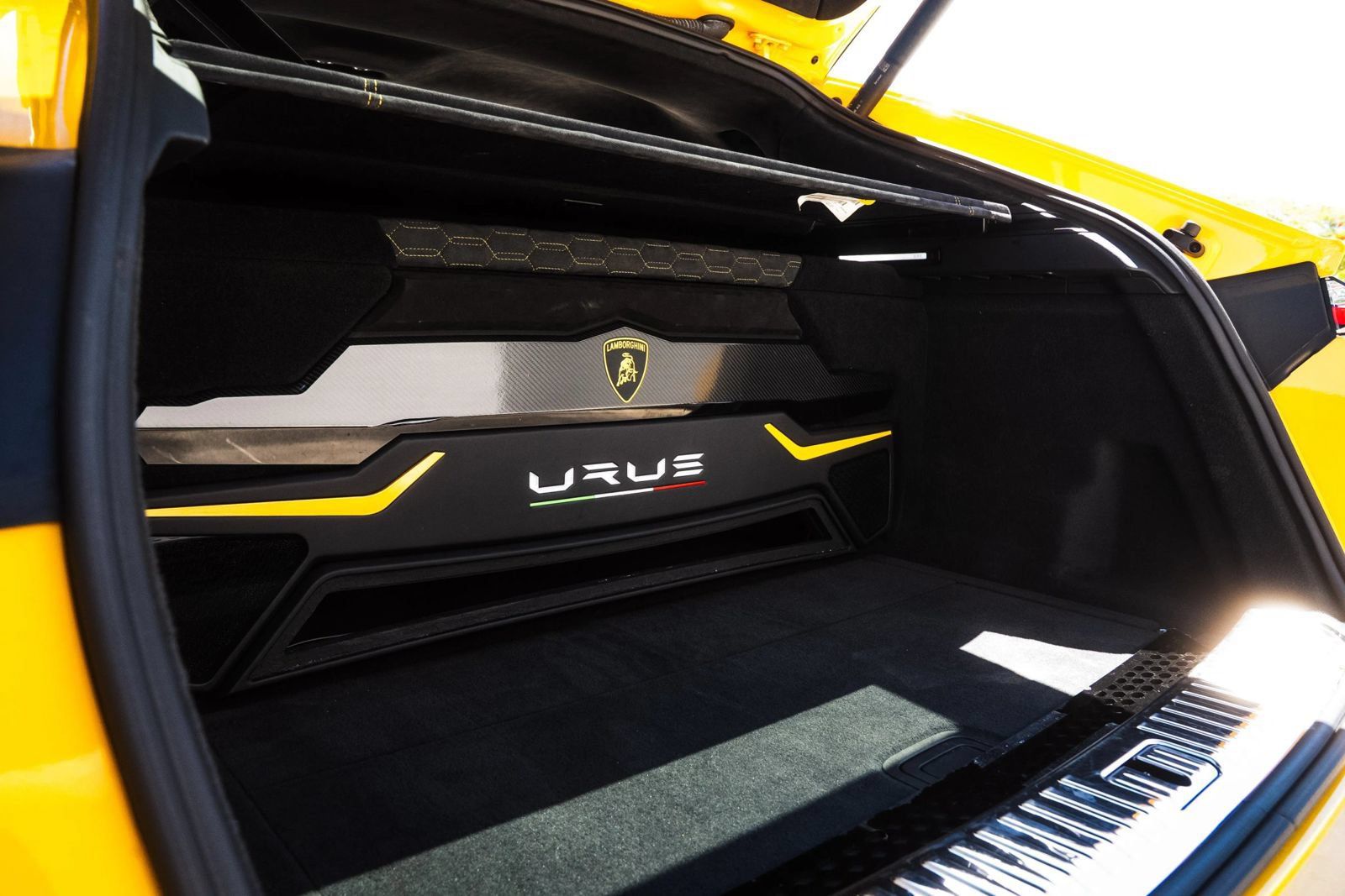 Used 2021 Lamborghini Urus AWD/4WD image 33