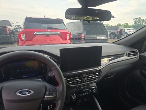 Used 2024 Ford Escape ST-Line w/ Tech Pack #1 AWD/4WD image 13
