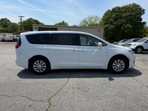Used 2018 Chrysler Pacifica Touring Plus image 8