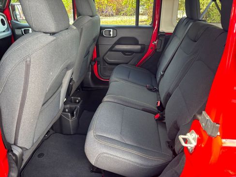 Used 2025 Jeep Wrangler Sahara image 25