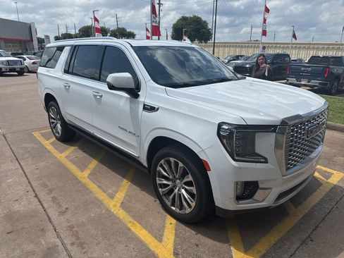 Used 2022 GMC Yukon XL Denali w/ Denali Premium Package RWD image 3