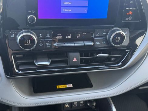 Used 2023 Toyota Highlander XLE image 19