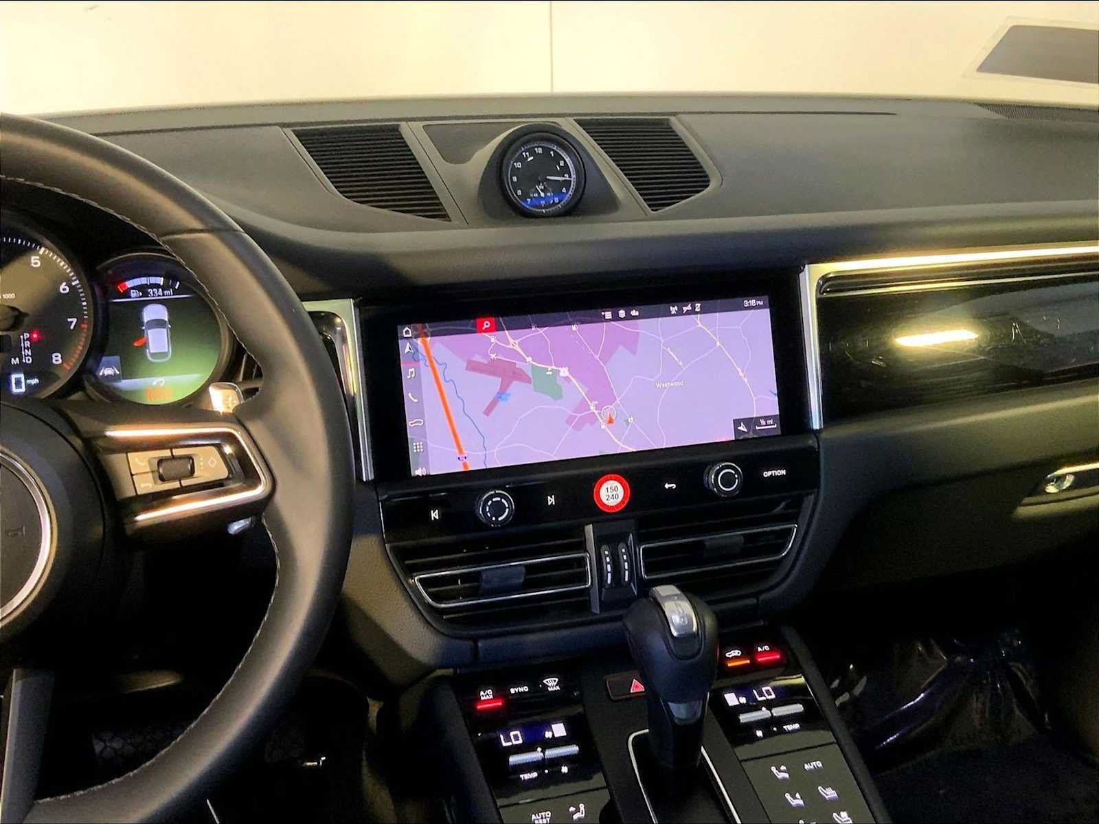 Certified 2024 Porsche Macan AWD/4WD image 16