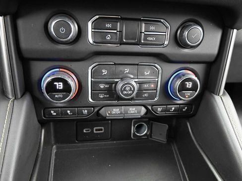 Used 2021 Chevrolet Suburban Premier AWD/4WD image 18