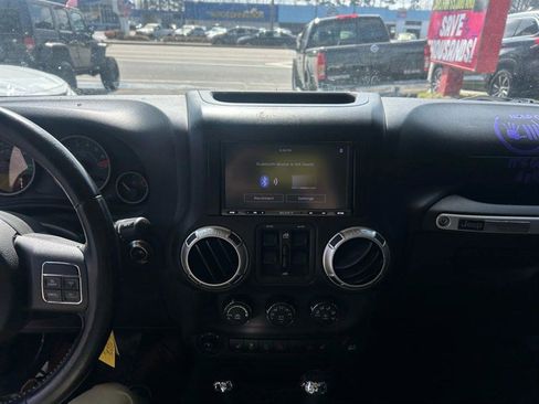 Used 2012 Jeep Wrangler Unlimited Rubicon image 11