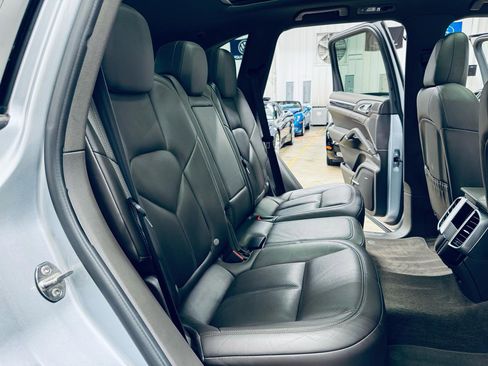 Used 2016 Porsche Cayenne S image 38