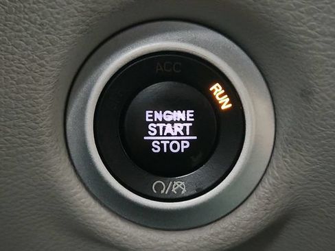Used 2019 Chrysler Pacifica Touring-L FWD image 18