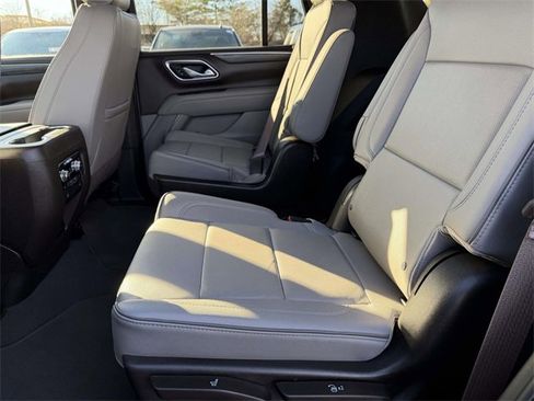 Used 2024 GMC Yukon SLT w/ SLT Luxury Package image 11