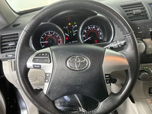 Used 2012 Toyota Highlander SE image 25