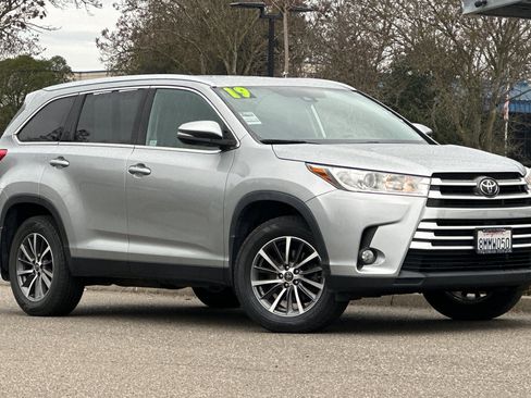 Used 2019 Toyota Highlander SE image 2