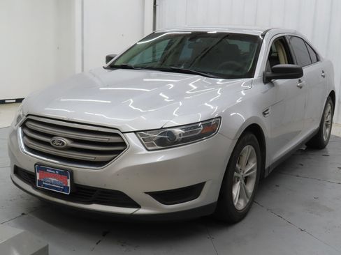 Used 2016 Ford Taurus SE FWD image 7