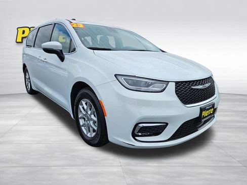 Used 2023 Chrysler Pacifica Touring-L FWD image 7