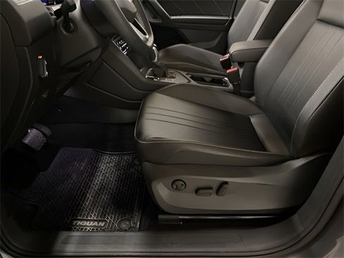 Used 2022 Volkswagen Tiguan SE image 59