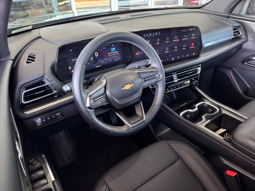 Used 2026 Chevrolet Traverse LT AWD/4WD image 3