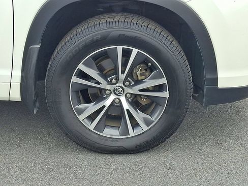 Used 2017 Toyota Highlander Plus AWD/4WD image 8