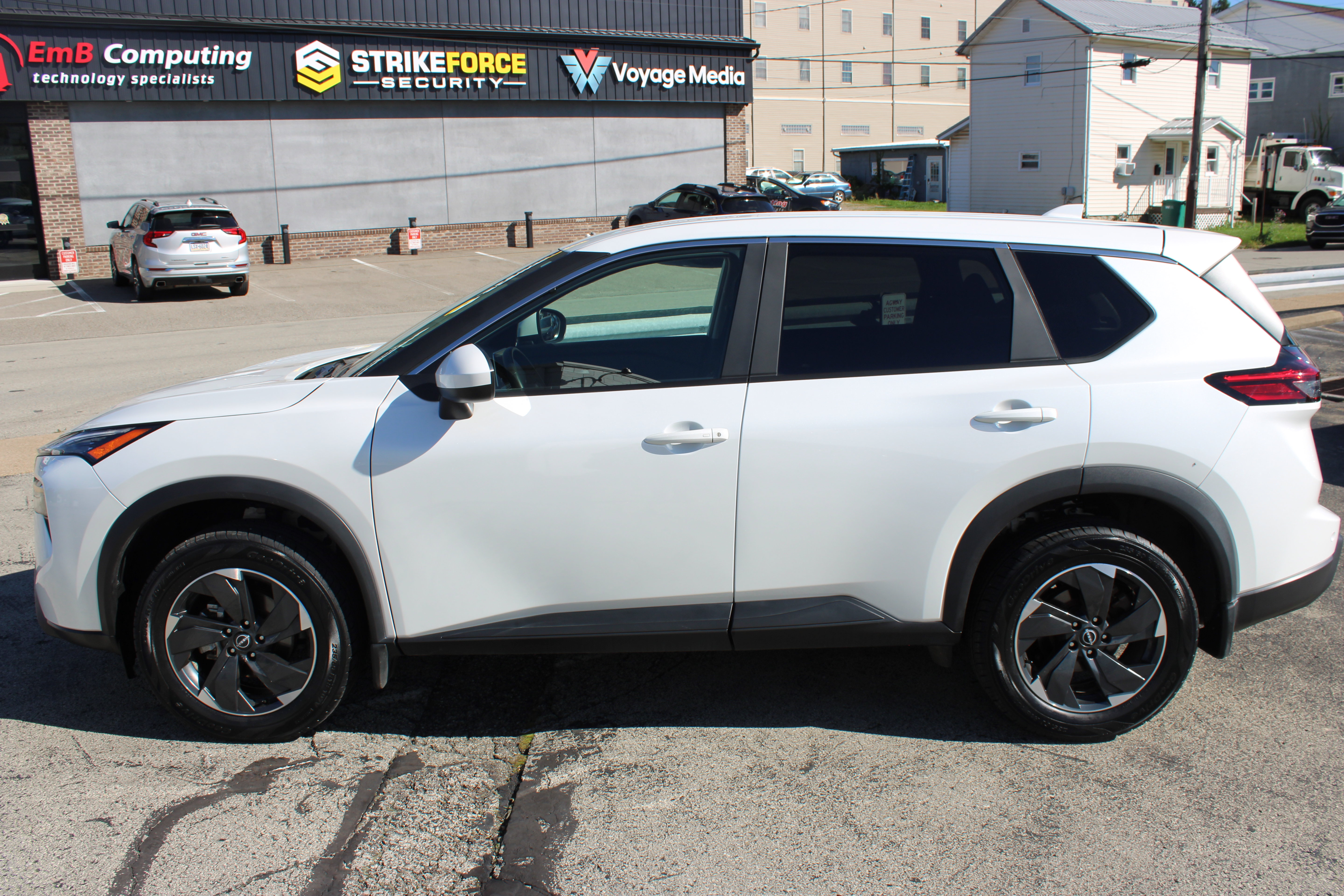 Certified 2025 Nissan Rogue SV AWD/4WD image 2