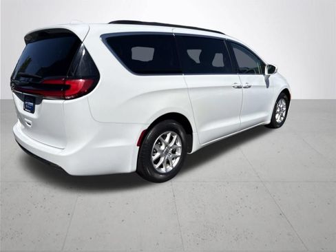 Used 2022 Chrysler Pacifica Touring-L FWD image 6