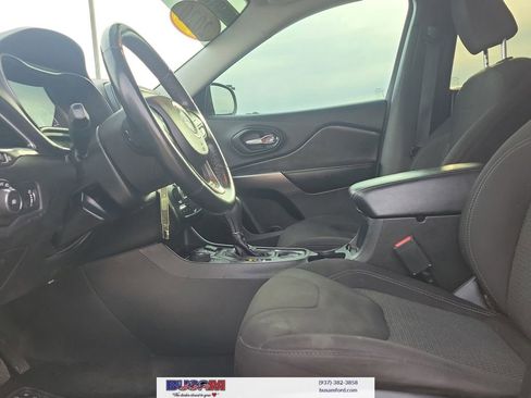 Used 2019 Jeep Cherokee Latitude w/ Cold Weather Group AWD/4WD image 12