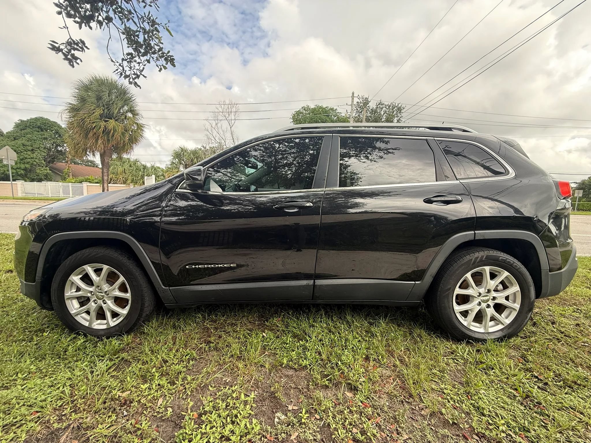 Used 2018 Jeep Cherokee Latitude Plus FWD image 3