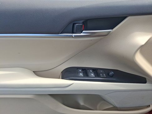 Used 2018 Toyota Camry LE FWD image 12