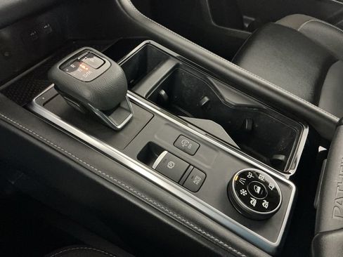 Used 2024 Nissan Pathfinder SL w/ Black Appearance Package AWD/4WD image 23