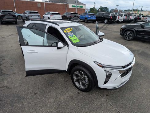 Used 2024 Chevrolet Trax LT w/ Sunroof Package FWD image 16