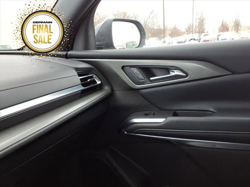 Used 2025 Chevrolet Traverse LT image 18