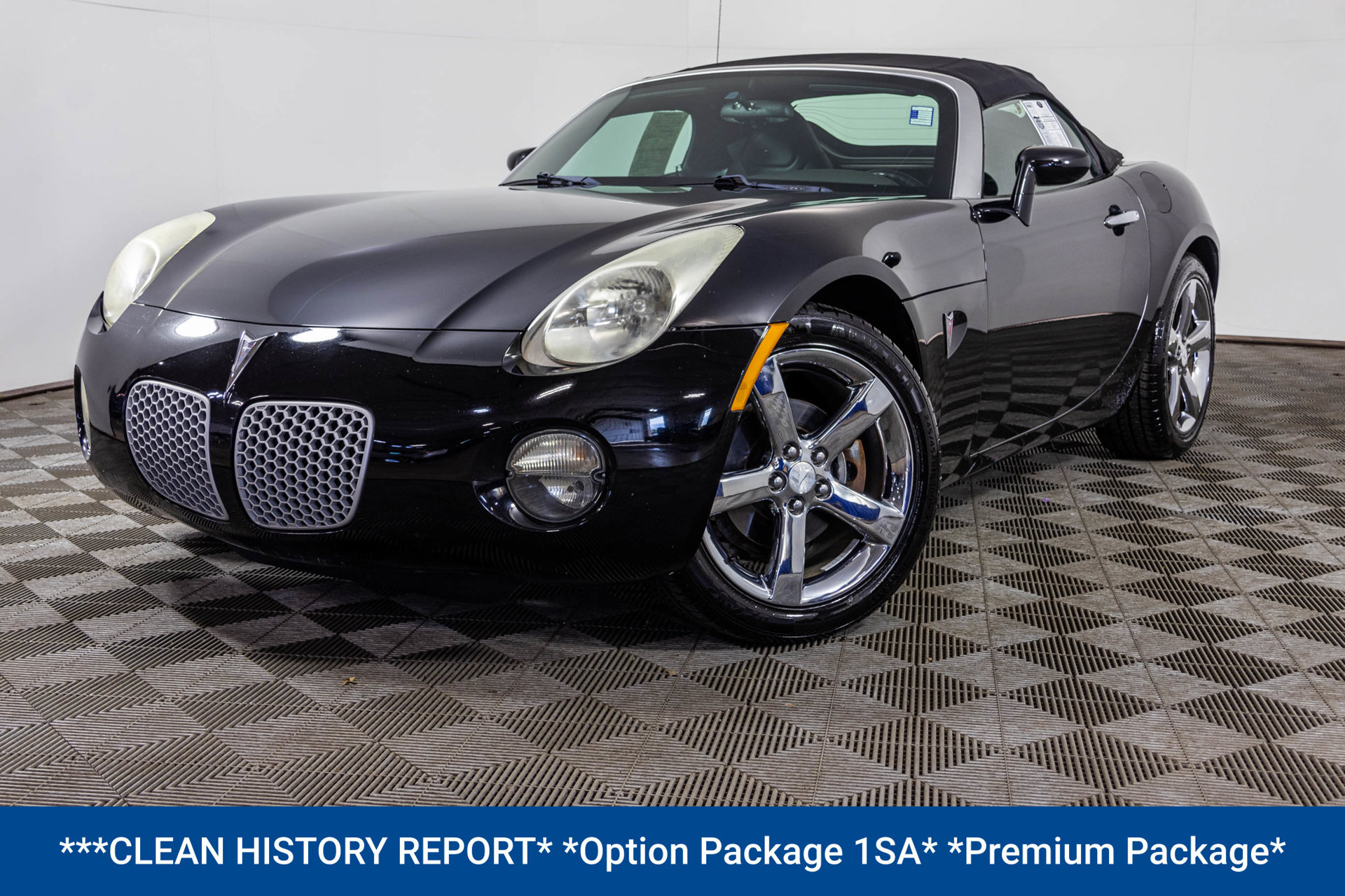 Used 2006 Pontiac Solstice Convertible w/ Premium Package RWD image 2