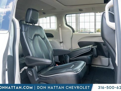 Used 2023 Chrysler Pacifica Limited FWD image 24