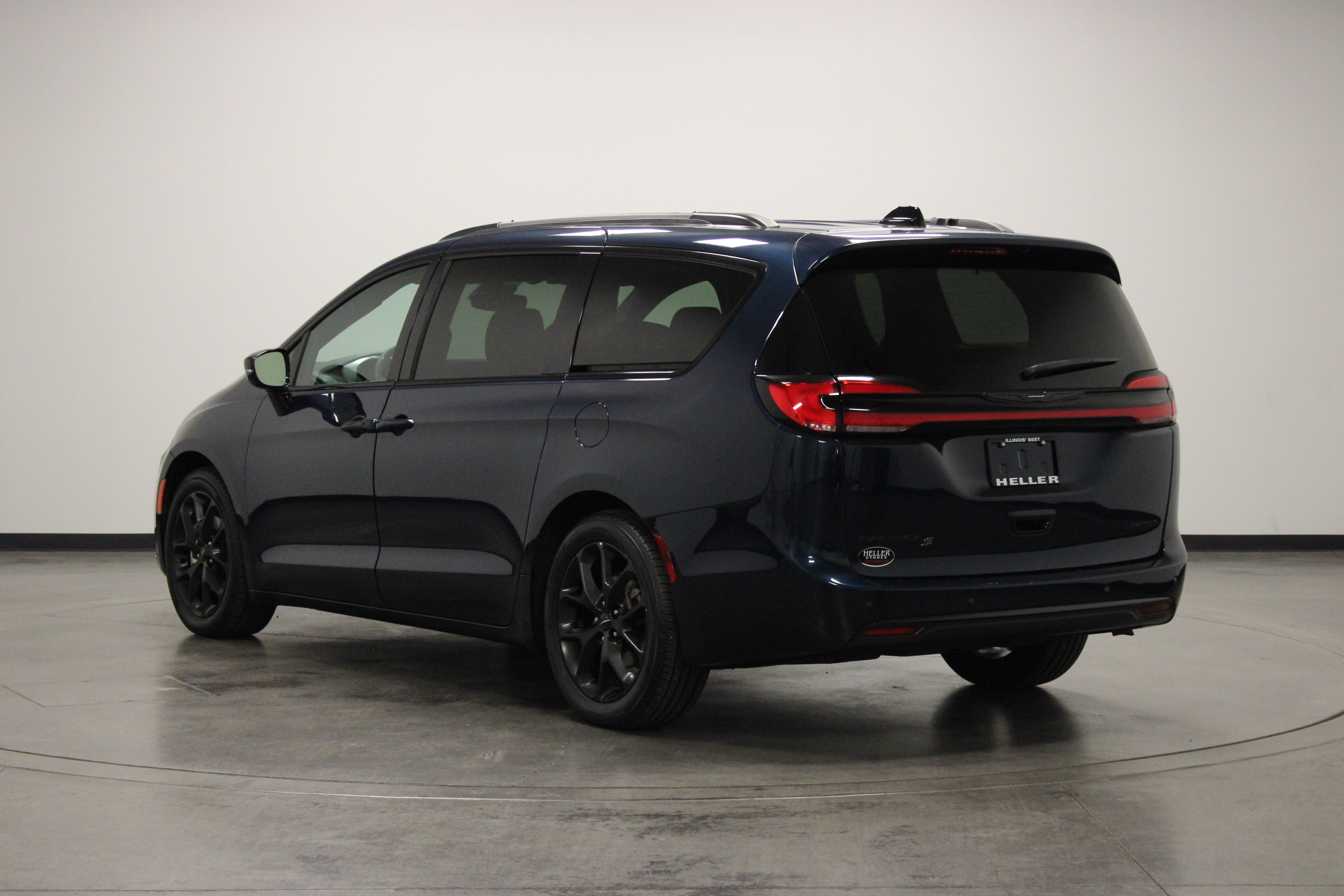 Used 2025 Chrysler Pacifica Limited FWD image 6