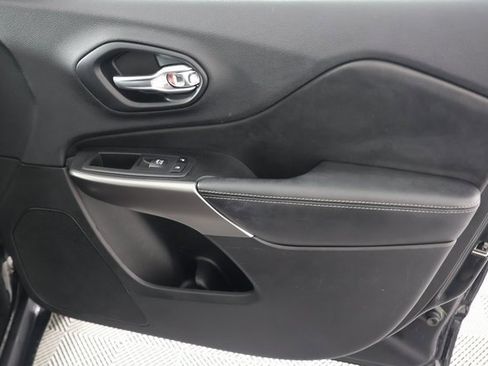 Used 2019 Jeep Cherokee Limited image 25