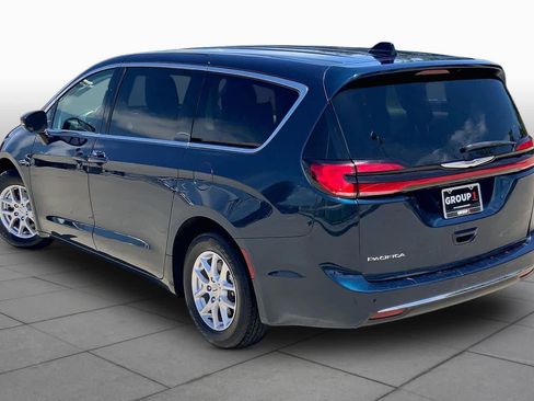 Used 2023 Chrysler Pacifica Touring-L FWD image 12