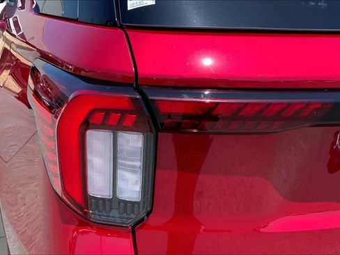 Certified 2025 Ford Explorer Platinum w/ Ultimate Package AWD/4WD image 29