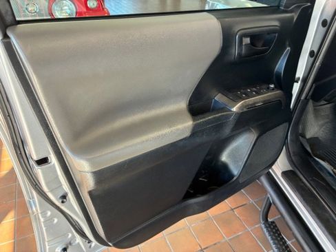 Used 2016 Toyota Tacoma SR5 w/ SR5 Appearance Package (SN) image 10