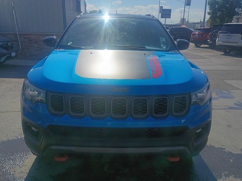 Used 2025 Jeep Compass Trailhawk AWD/4WD image 3