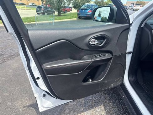 Used 2019 Jeep Cherokee Trailhawk AWD/4WD image 16