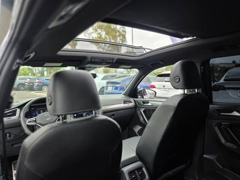 Used 2023 Volkswagen Tiguan SE R-Line FWD image 17