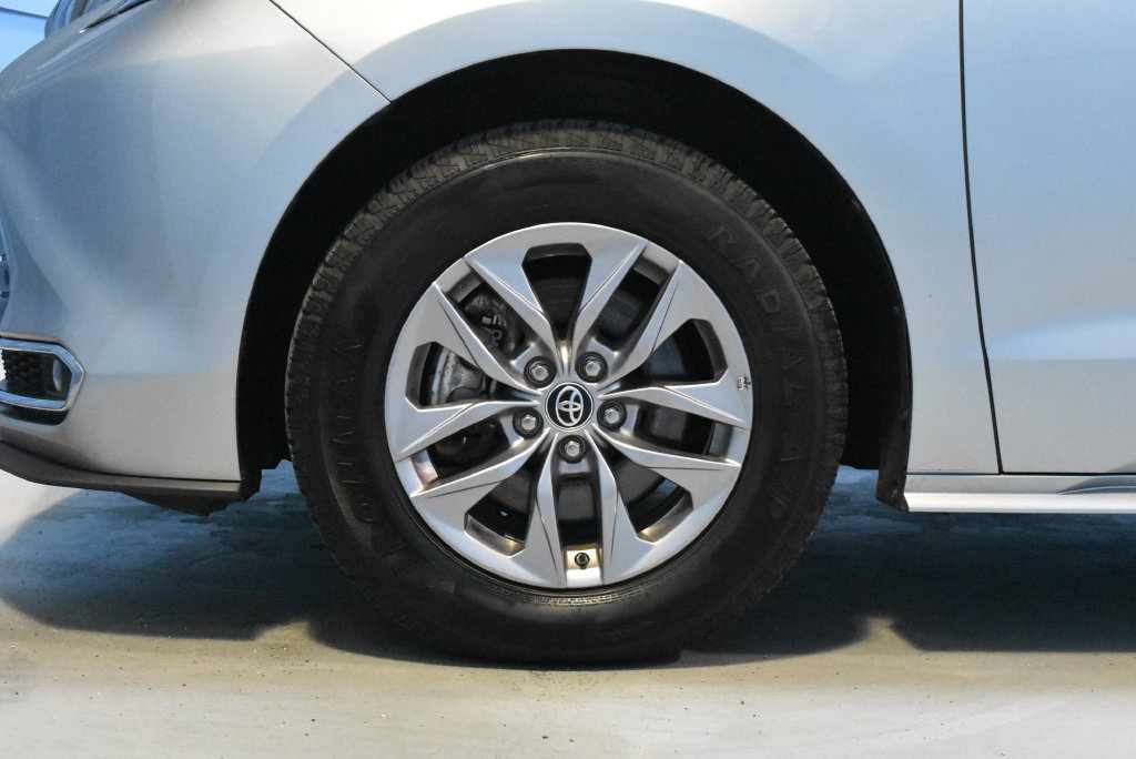 Used 2024 Toyota Sienna XLE FWD image 24