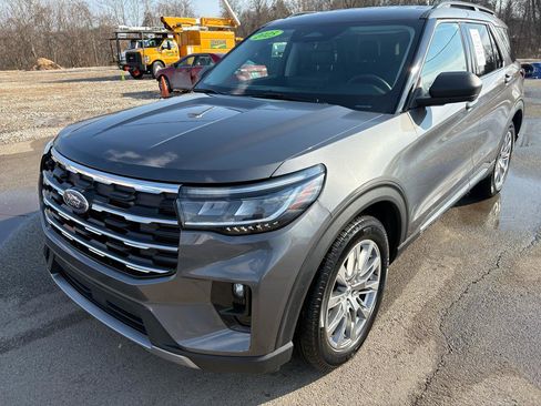 Used 2025 Ford Explorer Active w/ Active Comfort Package image 7