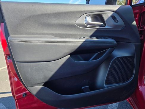 Used 2025 Chrysler Pacifica Select FWD image 15