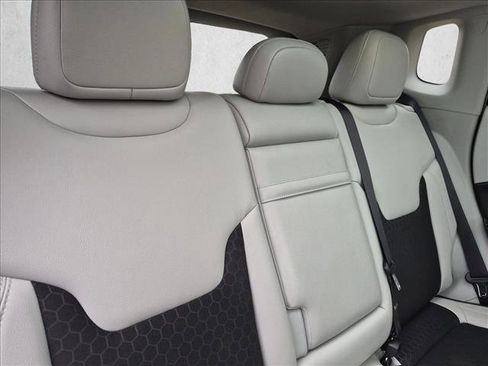 Used 2018 Jeep Compass Latitude FWD image 9
