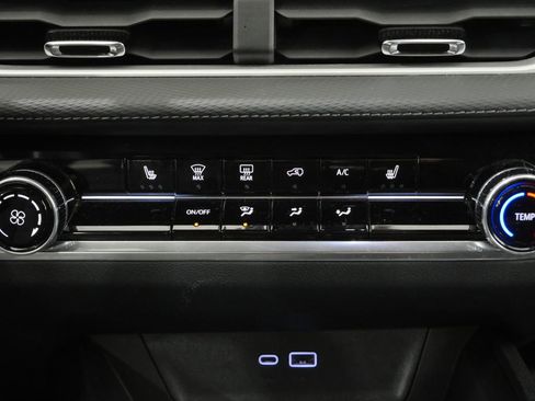 Used 2025 Chevrolet Equinox LT image 19