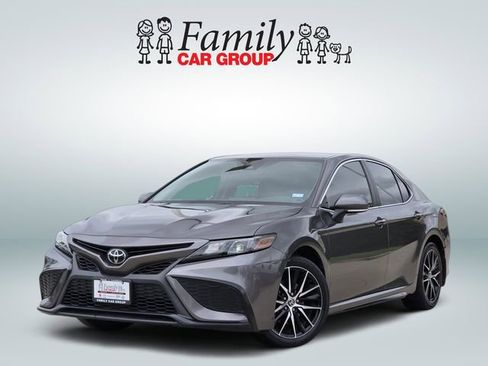 Used 2023 Toyota Camry SE image 1